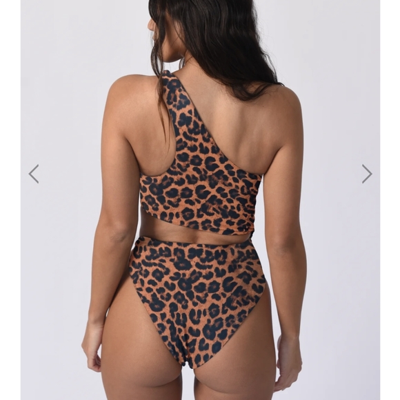 Skatie One-Piece - Picture 2 of 3